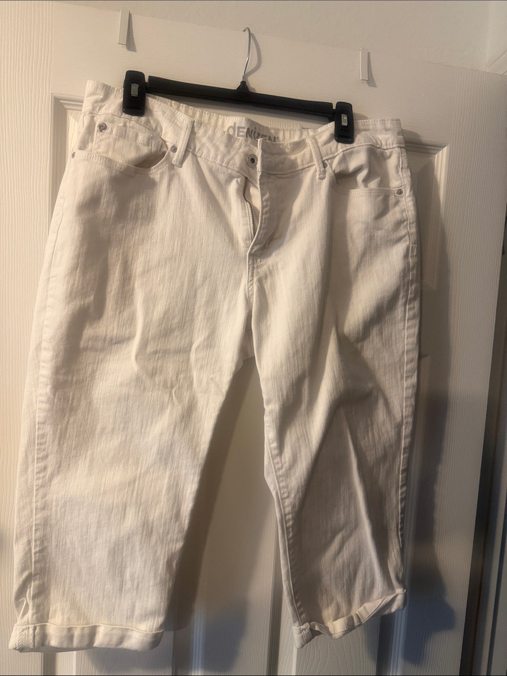 Denizen from Levi's White Cropped Pants